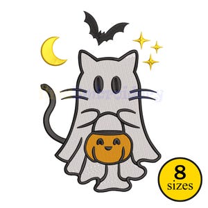 Könnte beinhalten: Ein Halloween-Stickdesign mit einer Katze als Geist, die einen kürbisförmigen Süßigkeiteneimer hält. Das Design umfasst eine schwarze Fledermaus, einen gelben Mond und Sterne. Das Design ist in 8 Größen erhältlich.