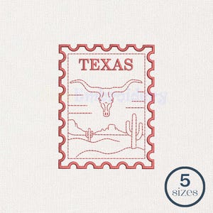 Peut inclure: Un motif de timbre brodé en rouge avec le mot TEXAS en haut, un crâne de longhorn au centre et un paysage désertique avec des cactus en bas. Le motif présente une bordure festonnée et est affiché sur un fond en tissu blanc texturé.
