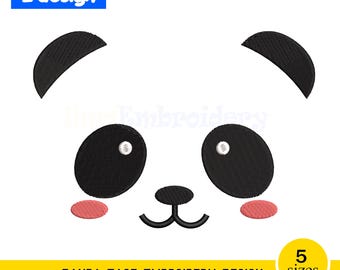 Puede incluir: Un diseño de bordado de cara de panda con ojos, orejas y nariz negros y mejillas rosas. El diseño está sobre un fondo blanco. El texto "PANDA FACE EMBROIDERY DESIGN" está en la parte inferior.