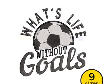 Puede incluir: Gráfico de balón de fútbol en blanco y negro con el texto "WHAT'S LIFE WITHOUT GOALS". Un círculo amarillo con el texto "9 tamaños" está en la esquina inferior derecha. Adecuado para artículos deportivos.