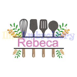 Può includere: Disegno ricamato con una fila di utensili da cucina, tra cui una frusta, una spatola e due cucchiai, con il nome "Rebeca" scritto in lettere rosa sotto. Il design è incorniciato da foglie verdi e fiori gialli.