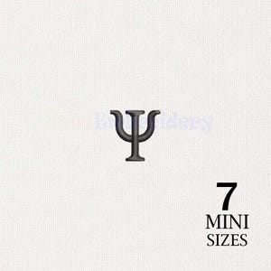 Peut inclure: Une lettre grecque Psi brodée en gris foncé centrée sur un fond en tissu blanc. Sous le symbole, le texte 7 MINI SIZES est imprimé en noir, indiquant la disponibilité de sept dimensions différentes pour ce motif de broderie.