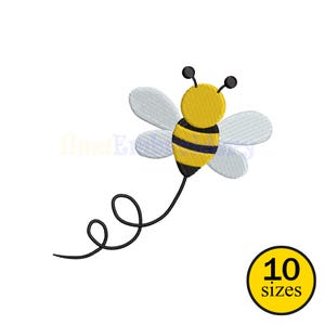 Peut inclure: Motif de broderie d'abeille avec corps jaune, rayures noires et ailes blanches. L'abeille a des antennes noires et une queue noire incurvée. Un cercle jaune avec le texte "10 tailles" est en bas à droite.