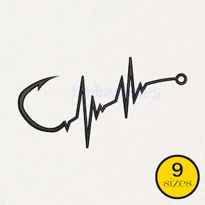 Può includere: Design di amo da pesca nero con una linea a forma di battito cardiaco. Il design include un amo, una linea che assomiglia a un battito cardiaco e un piccolo cerchio. Un cerchio giallo con la scritta "9 taglie" si trova in basso a destra.