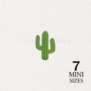 Puede incluir: Un diseño de bordado de cactus verde con un tallo central, dos brazos laterales y detalles de costura verticales blancos. La imagen incluye el texto 7 MINI SIZES en letras negras, indicando la disponibilidad de varias opciones de tamaño.