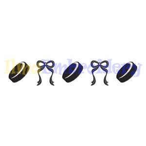 Könnte beinhalten: Ein gesticktes Design mit abwechselndem Hockeyscheiben und Schleifen. Die Pucks sind schwarz mit einem goldenen Streifen, und die Schleifen sind dunkelblau mit schwarzen Bändern. Das Design ist vor einem weißen Hintergrund.