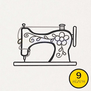 Pode incluir: Desenho a traço preto e branco de uma máquina de costura vintage com enfeites florais. O design inclui uma flor e volutas. Um círculo amarelo com o texto "9 tamanhos" está no canto inferior direito.