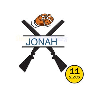 Puede incluir: Diseño bordado con rifles cruzados, un plato de arcilla naranja y el nombre "JONAH" en azul. Un círculo amarillo con el texto "11 tamaños" está en la esquina inferior derecha. El diseño está sobre un fondo blanco.