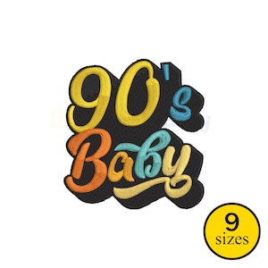 Pode incluir: Patch bordado com o texto "90's Baby" em amarelo, laranja e azul sobre fundo preto. Um círculo amarelo com o texto "9 tamanhos" está no canto inferior direito. Ideal para roupas ou acessórios.