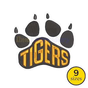 Könnte beinhalten: Gesticktes Design eines Tigerpfotenabdrucks mit dem Wort "TIGERS" in goldfarbenen Buchstaben. Der Pfotenabdruck ist schwarz mit strukturiertem Aussehen. Ein gelber Kreis mit dem Text "9 Größen" befindet sich unten rechts.