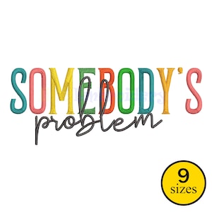 Könnte beinhalten: Mehrfarbiger gestickter Text mit der Aufschrift "SOMEBODY'S problem". Das Wort "problem" ist kursiv geschrieben. Ein gelber Kreis mit der Zahl "9" und dem Wort "sizes" befindet sich unten rechts.