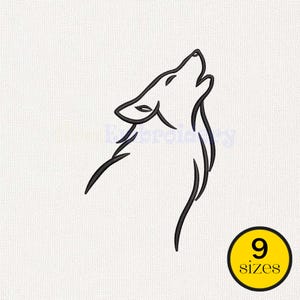 Puede incluir: Un diseño de bordado a máquina negro que presenta una silueta de arte lineal minimalista de un lobo aullando al cielo. El diseño se presenta sobre un fondo blanco texturizado con una insignia circular amarilla en la esquina con el texto 9 sizes.