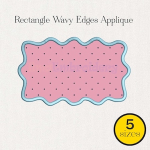 Puede incluir: Una aplicación rectangular rosa con bordes ondulados y pequeños puntos negros, enmarcada por un borde azul claro. El texto "Rectangle Wavy Edges Applique" está en la parte superior. Un círculo amarillo con el número "5" y la palabra "sizes" está en la parte inferior derecha.