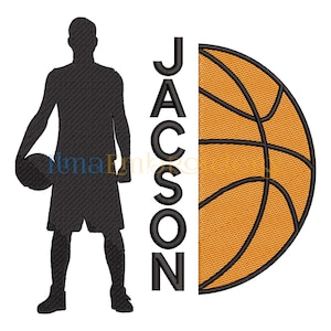 Può includere: Silhouette nera di un giocatore di basket che tiene una palla da basket con il nome "JACKSON" scritto verticalmente al suo fianco. Metà di una palla da basket arancione con linee nere è a destra del nome.