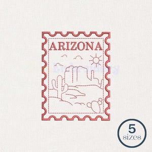 Może przedstawiać: Czerwony wzór do haftu maszynowego w kształcie znaczka pocztowego z napisem ARIZONA u góry. Ilustracja przedstawia pustynny krajobraz z kaktusem saguaro, opuncją, formacjami skalnymi, chmurami oraz słońcem na niebie.