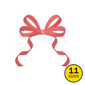 Könnte beinhalten: Eine korallenfarbene Schleife mit fließenden Bändern, zentriert auf weißem Hintergrund. Die Schleife hat ein detailliertes, strukturiertes Aussehen. Ein gelber Kreis mit dem Text "11 Größen" befindet sich in der unteren rechten Ecke.