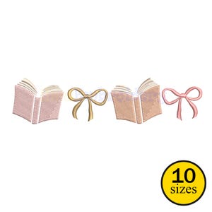 Peut inclure: Motifs brodés de livres ouverts et de nœuds dans des tons de beige, or et rose. L'image comprend un cercle jaune avec le texte "10 tailles". Ces motifs conviennent à divers projets de couture.