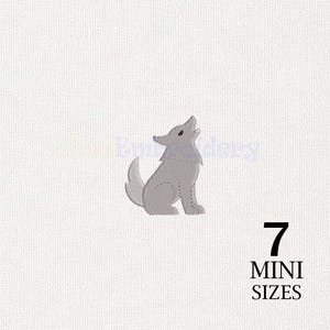 Pode incluir: Um design de lobo bordado em cinza em pose de uivo, com costuras detalhadas e uma aparência texturizada. O design é apresentado sobre um fundo de tecido branco com o texto preto 7 MINI SIZES posicionado no canto inferior direito.