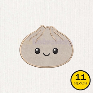 Peut inclure: Un motif de boulette beige brodé présentant une forme arrondie avec des détails plissés sur le dessus, deux yeux noirs circulaires et une petite bouche noire incurvée. Un badge circulaire jaune en bas à droite affiche le texte 11 sizes.