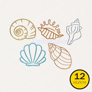 Puede incluir: Un diseño de bordado digital que presenta cinco contornos de conchas marinas distintos en oro, marrón, azul y gris. Las conchas incluyen un nautilo en espiral, un múrex espinoso, una caracola, una vieira y una concha cónica. Un círculo amarillo muestra 12 tamaños.