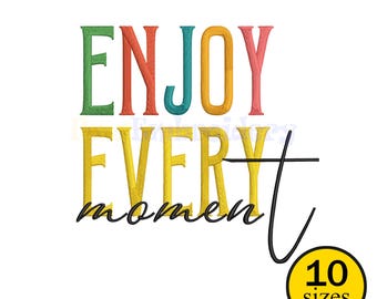 Può includere: Testo ricamato multicolore su sfondo bianco. Le parole "ENJOY EVERY moment" sono scritte in verde, arancione, turchese, giallo e nero. Un cerchio giallo con "10 taglie" si trova in basso a destra.
