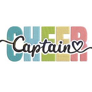 Peut inclure: Motif brodé coloré avec le mot « CHEER » en bleu sarcelle, bleu clair, vert, jaune et rose, avec « Captain » en écriture noire. Un cœur remplace la lettre « i » dans « Captain ». Thème des cheerleaders.