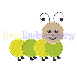 Puede incluir: Una oruga amarilla y verde con una cara sonriente. La oruga tiene una cabeza marrón con ojos negros y una nariz rosa.