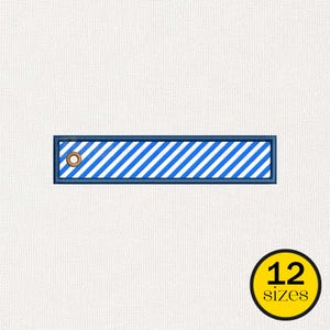Puede incluir: Un diseño rectangular a rayas azules y blancas con un borde azul oscuro y una arandela dorada. El diseño está sobre un fondo blanco. Un círculo amarillo con el número 12 y la palabra "sizes" está en la esquina inferior derecha.