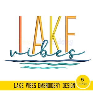 Könnte beinhalten: Ein farbenfrohes Stickdesign mit den Worten "LAKE VIBES" in Orange, Gelb und Türkis. Das Design umfasst wellenförmige Linien, die Wasser darstellen, und den Text "LAKE VIBES EMBROIDERY DESIGN" in Schwarz auf gelbem Hintergrund.