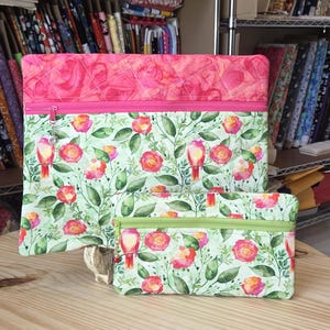 Kreuzstich gequiltete Projekttasche 13 Zoll x 11 Zoll Rosevine Whimsy Add Notions Bag