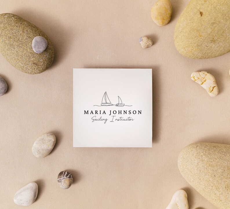 Puede incluir: Una tarjeta blanca con un dibujo simple de dos veleros en una ola. El texto "MARIA JOHNSON Sailing Instructor" est&aacute; debajo de la imagen.