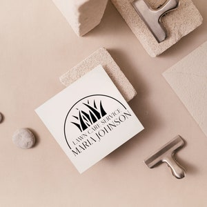 Może przedstawiać: Biała karta z czarnym logo przedstawiającym stylizowane zdjęcie trawy i tekst "Lawn Care Service Maria Johnson".
