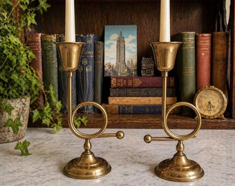 Par de castiçais vintage em latão em formato de corneta de caça, estilo bugle, decoração de meados do século XX.