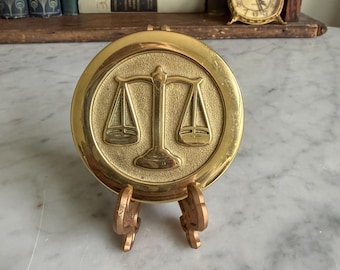 Plato de latón antiguo con la balanza de Libra, decoración del zodíaco, símbolo de la justicia, bandeja para baratijas, regalo de astrología
