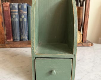 Vintage Grünes Holz Wandregal Schublade Primitive Cottage Bauernhaus Hängeregal 1950er Jahre