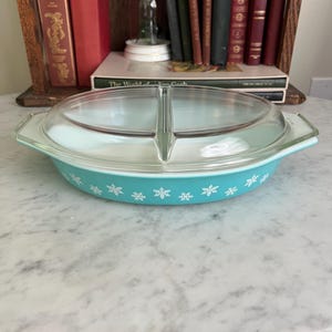 RARE - Vintage Pyrex Snowflake Divided Dish with Lid — Turquoise 1.5 Quart #915C31, Mid-Century