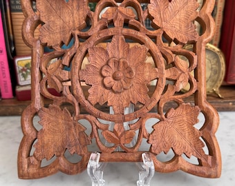 Vintage Hand-Carved Wooden Trivet – Floral Leaf Design, Square Boho Kitchen Decor, Made in India