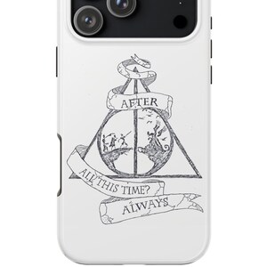 Könnte beinhalten: Weißes Handycase mit einer Schwarz-Weiß-Illustration eines Dreiecks mit einem Globus und den Worten "AFTER", "ALL THIS TIME?" und "ALWAYS". Das Case hat eine Kamera mit drei Objektiven.