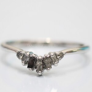 Fascia di diamanti per baguette sale e pepe, fascia curva per baguette, fede nuziale Chevron, regalo di anniversario in argento sterling per lei