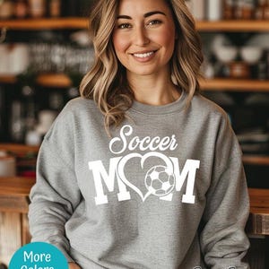 Suéter de colores cómodos para mamá de fútbol. Sudadera teñida en prenda Sports Mom. Sudadera de mamá de fútbol. Regalo para mamá. Camiseta cálida de juego de fútbol. Deportes
