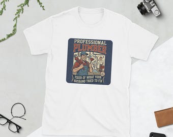 Lustiges Klempner Shirt - Fixierer dessen, was Ihr Mann zu reparieren versucht hat - Geschenk für Klempner, Handwerker Humor T-Shirt, Klempner Meister Geschenk