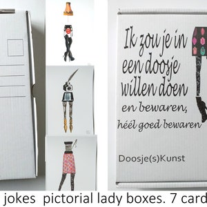 Pode incluir: Um conjunto de 7 cartões ilustrados com as pernas de uma mulher em diferentes poses e roupas. Os cartões são embalados em uma caixa branca com o texto "Ik zou je in een doosje willen doen en bewaren, heel goed bewaren Doosje(s)Kunst" impresso na frente.