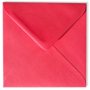K&ouml;nnte beinhalten: Ein roter Umschlag mit einem Standard-Klappenverschluss.