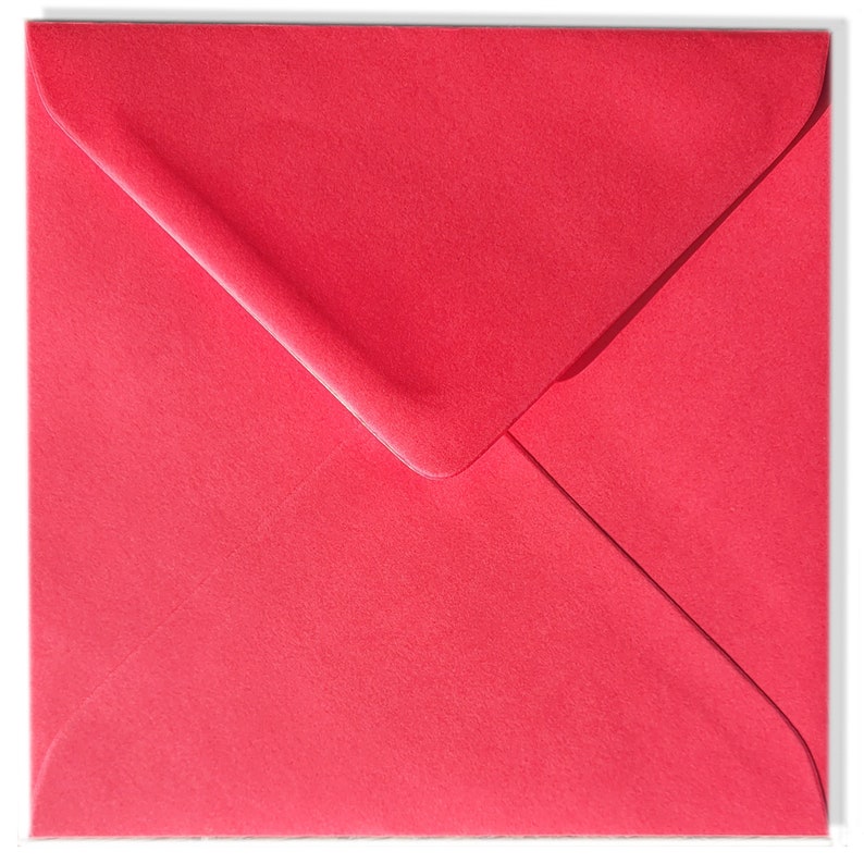 K&ouml;nnte beinhalten: Ein roter Umschlag mit einem Standard-Klappenverschluss.