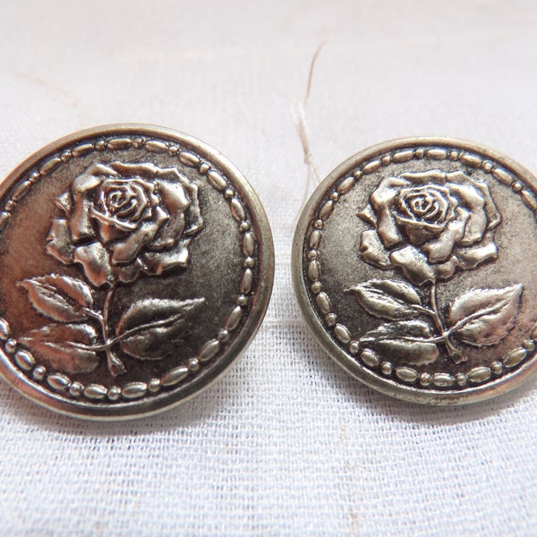 Lot de 2 boutons anciens de collection - ravissante rose en fleur - très joli modèle.