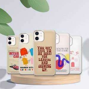 Può includere: Una collezione di cinque custodie per telefono con vari design. Una custodia presenta il testo "YOU DON'T HAVE TO BE SORRY FOR LEAVING AND GROWING UP." Altre custodie mostrano grafiche e testo tra cui "GETAWAY CAR" e "HARRY STY LOVE ON T."