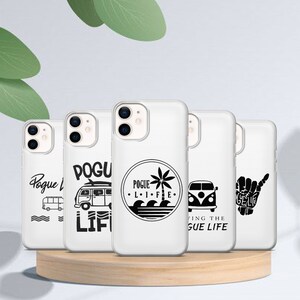 Puede incluir: Cinco fundas transparentes para teléfono con diseños negros. Los diseños incluyen una furgoneta con el texto "Pogue Life", una palmera con el texto "Pogue Life", una furgoneta con el texto "Living the Pogue Life", una furgoneta con el texto "Pogue Life" y una mano con el texto "Pogue Life".