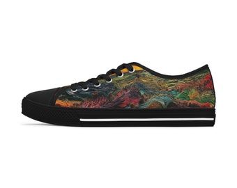 Può includere: Sneakers basse in tela nera con un motivo astratto colorato. Il motivo presenta sfumature di rosso, arancione, giallo, verde, blu e viola.