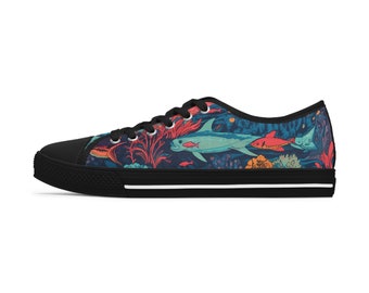 Può includere: Sneakers basse in tela nera con una stampa colorata di pesci e coralli. La stampa presenta una varietà di pesci, tra cui un grande pesce blu con una pinna rossa, e coralli in tonalità di rosa, arancio e giallo.