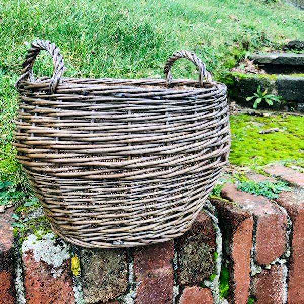 Gorgeous Full Antique Wash Willow Honey Pot Log/Storage Basket with Hessian Lining and Ear Handles